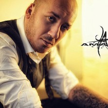Hip Hop Drummer Charly Beat aus Stuttgart spielt bei Amaris. Amaris singt auf Songs von Kool Savas und Franky Kubrick